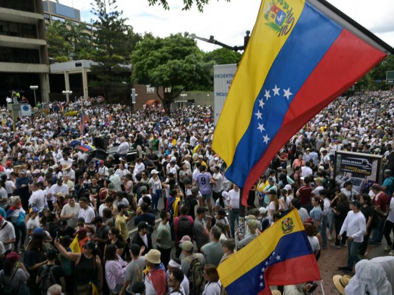 Venezuela se une en masiva protesta contra reelección de Nicolás Maduro