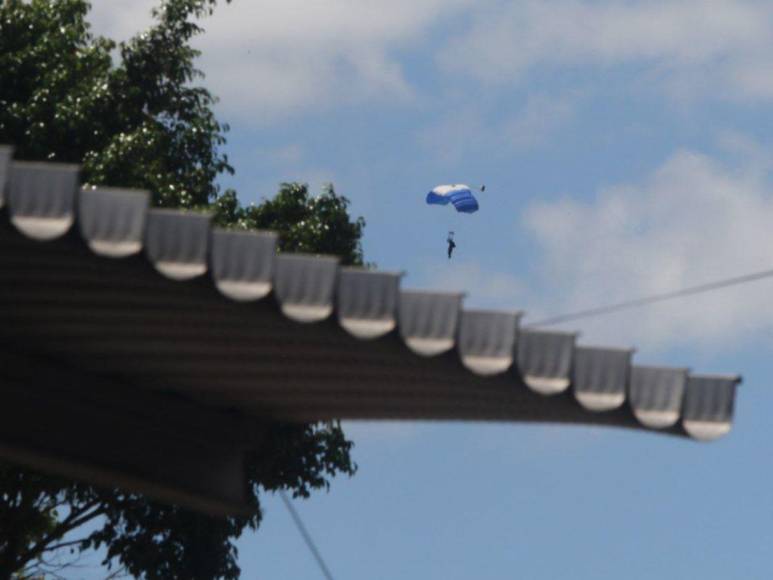 ¡Impresionante! Así surcaron el cielo hondureño los paracaidistas en los desfiles patrios