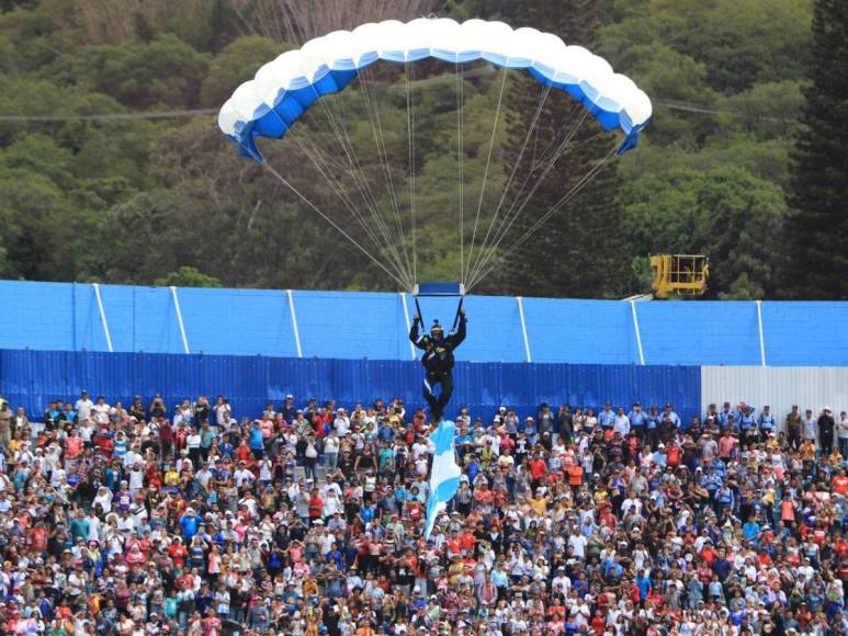 Tiene 63 años y ha saltado más de cinco mil veces: el paracaidista que llevó la Bandera de Honduras este 2023 en los desfiles