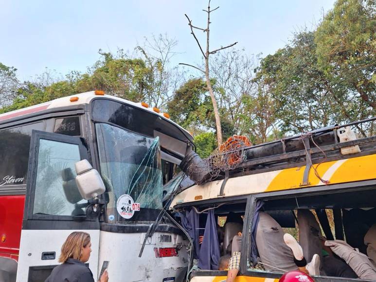 Al menos 16 muertos deja choque entre buses en San Juan de Opoa, Copán