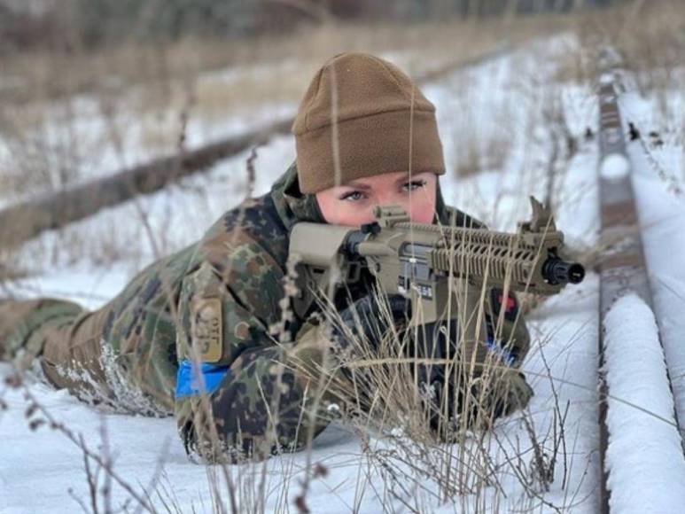 De las pasarelas al campo de batalla: la Miss Ucrania que regresó al ejército para luchar contra Rusia