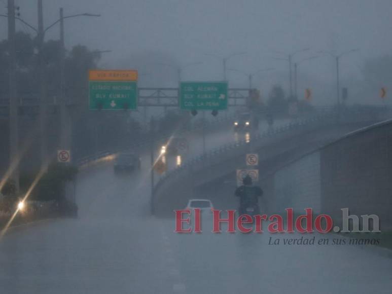 Onda tropical que se desplaza sobre Honduras deja intenso aguacero sobre la capital (Fotos)