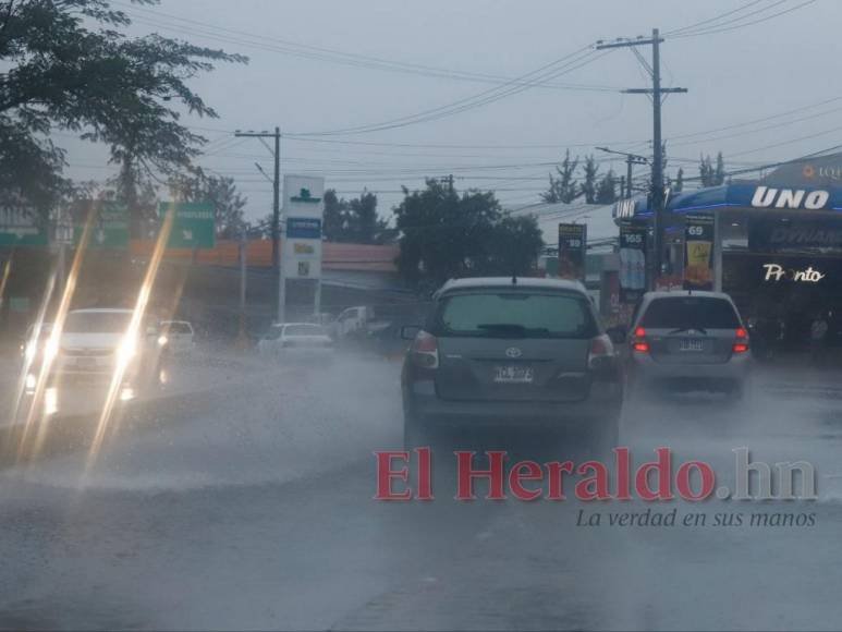 Onda tropical que se desplaza sobre Honduras deja intenso aguacero sobre la capital (Fotos)