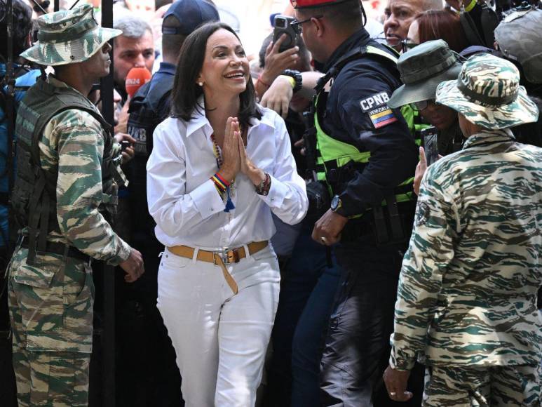 Ovacionada a su entrada y salida: así votó María Corina Machado en Venezuela