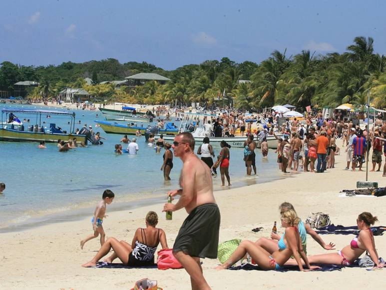 Aguas cristalinas, corales y belleza natural: así es Roatán, uno de los mejores destinos de 2023