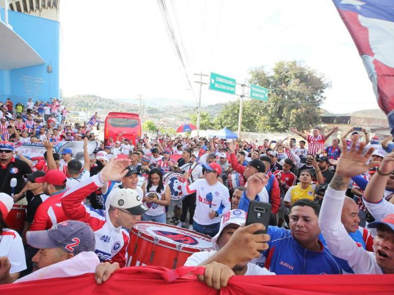 De rojo, blanco y azul se viste el Chelato Uclés para el duelo Olimpia vs Génesis