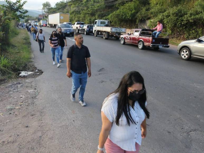 Cientos de capitalinos caminaron dos horas por toma en salida al sur de la capital