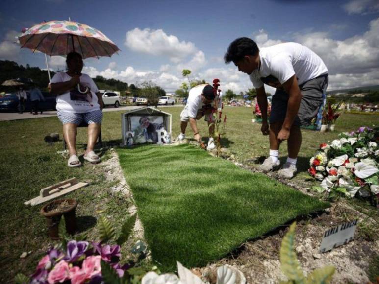 Con flores, coronas y hasta camisetas capitalinos acudieron a cementerios por el Día de Difuntos