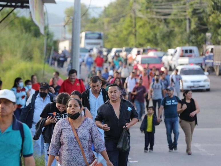 Cientos de capitalinos caminaron dos horas por toma en salida al sur de la capital