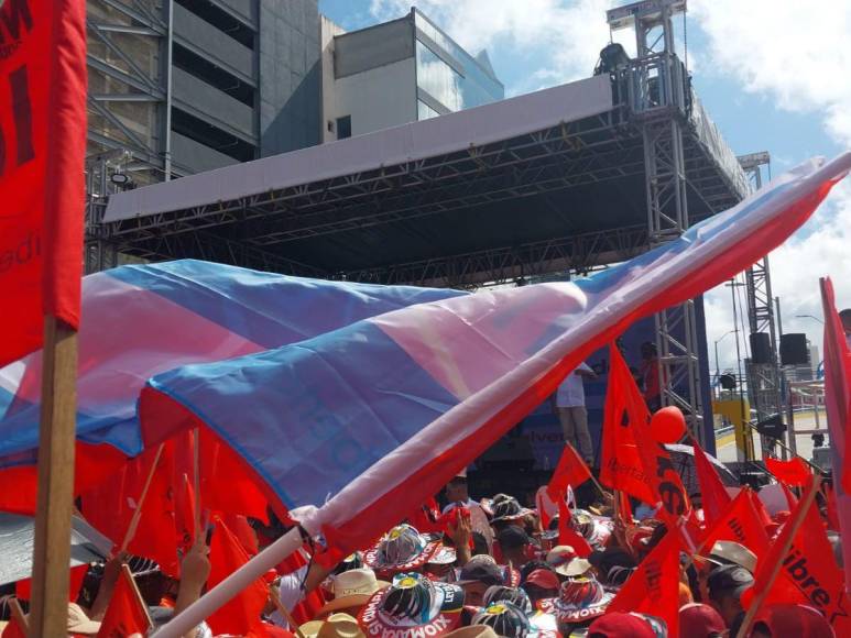 Multitudinaria marcha de simpatizantes de Libre se moviliza hacia Casa Presidencial