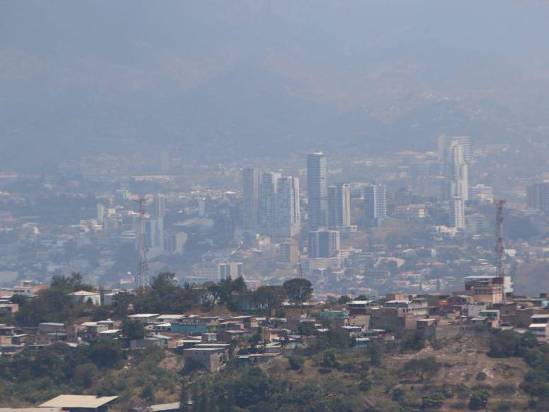 Humo y bruma de incendios forestales contaminan los cielos de la ciudad capital