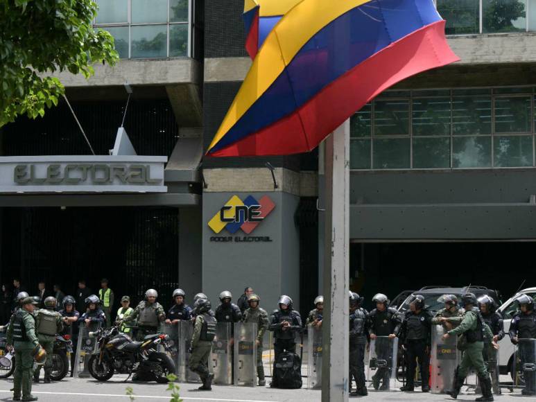 Militarizado el CNE tras disturbios en Venezuela por reelección de Maduro