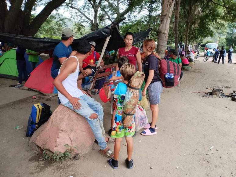 Decenas de niños forman parte de la amarga historia de familias migrantes varadas en Danlí