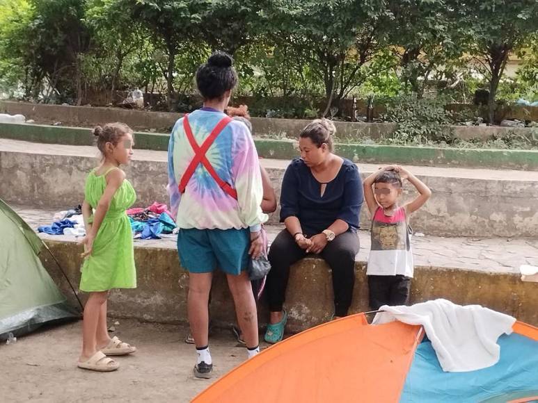 Decenas de niños forman parte de la amarga historia de familias migrantes varadas en Danlí