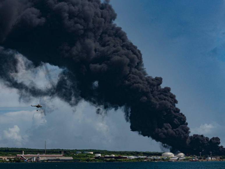 Las impactantes imágenes del pavoroso incendio tras el impacto de un rayo en Cuba