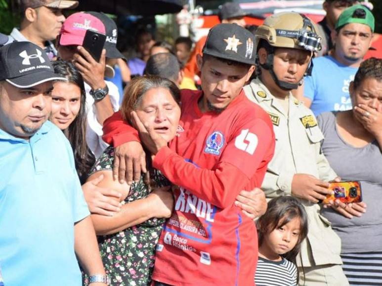 Drama y llanto: familiares llegan al accidente de bus en Altos de la Centroamérica