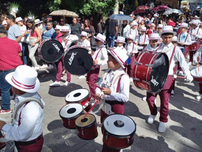 Bandas, pelotones y cadetes también brillaron en desfiles patrios de educación básica