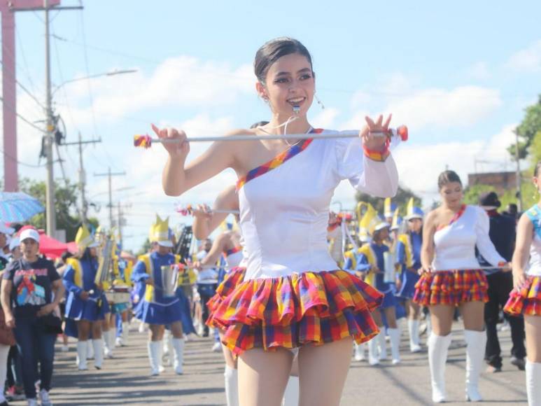 Bellas palillonas resaltan desde tempranas horas en desfiles de la capital