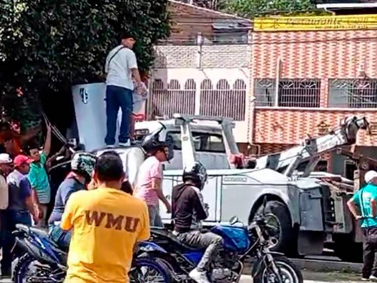 Accidente en bulevar FFAA: Dos heridos, 11 vehículos afectados y negocios destruidos