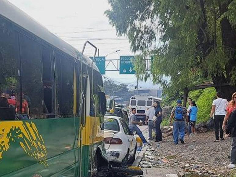 Varios heridos y vehículos dañados tras colisión de bus con simpatizantes de Libre