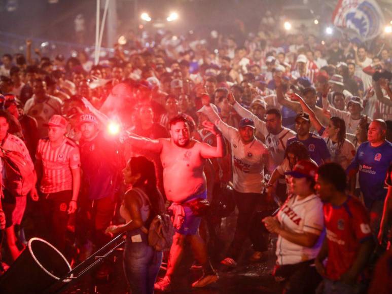 Espectacular llegada de la Ultra Fiel para el clásico Olimpia vs Motagua