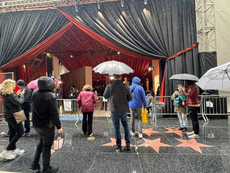 Pese a las fuertes lluvias, preparativos para los premios Oscar no se detienen