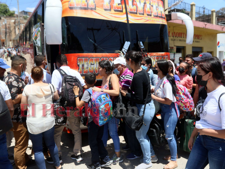 Abarrotadas las terminales de buses en la capital tras asueto por Semana Santa