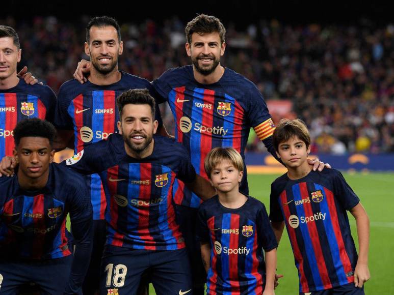 Acompañado de sus hijos y ovacionado por la afición: Así fue el último partido de Piqué con el Barcelona