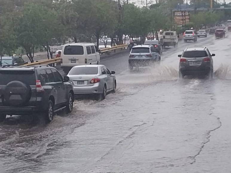 Inundaciones y congestionamiento vial por lluvia en la capital