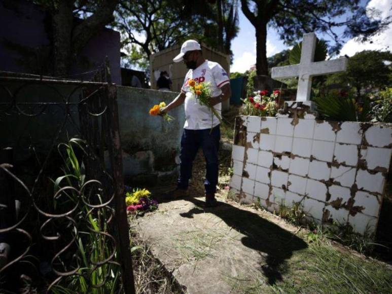 Con flores, coronas y hasta camisetas capitalinos acudieron a cementerios por el Día de Difuntos