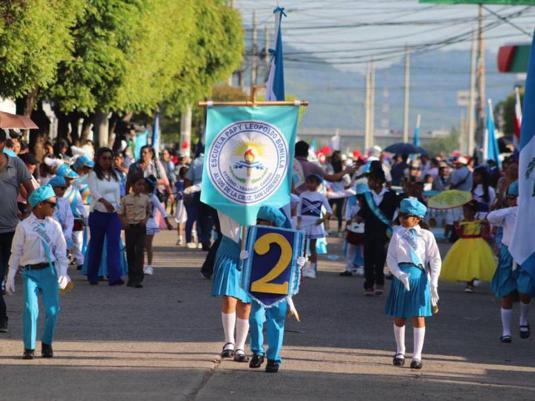 Así desfilaron los niños de los centros educativos de San Lorenzo, Valle