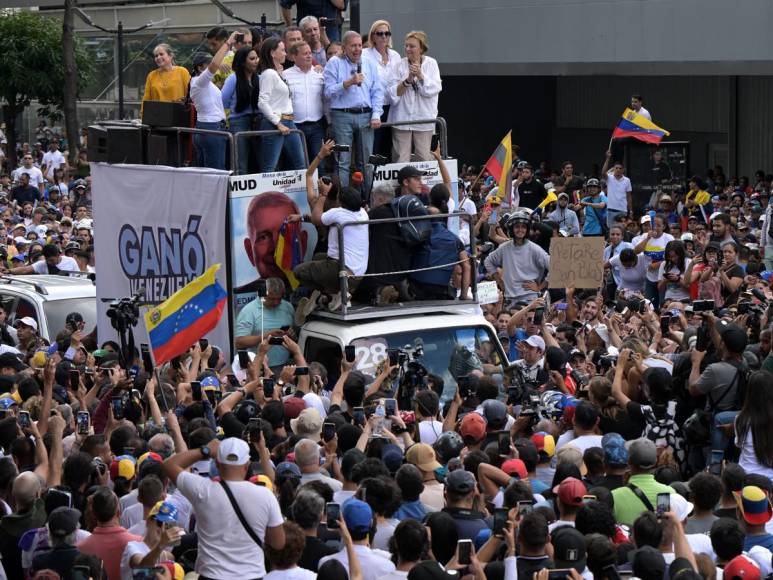 Venezuela se une en masiva protesta contra reelección de Nicolás Maduro