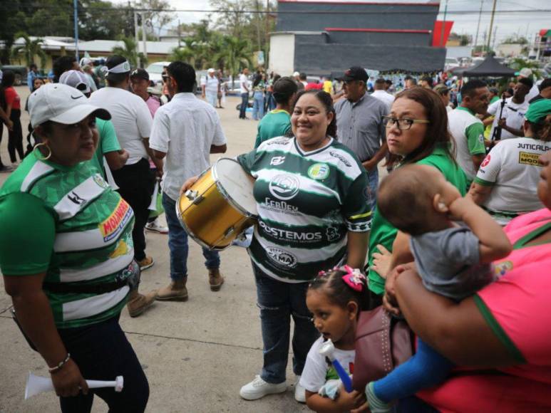 Bajo la lluvia, llegan las personas para ver la final entre el Juticalpa FC y el Lone FC