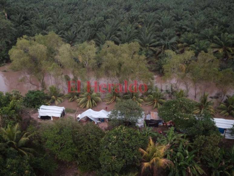 Inundada, destruida y con hambre: Choloma queda sumergida bajo agua, entre lodo y escombros