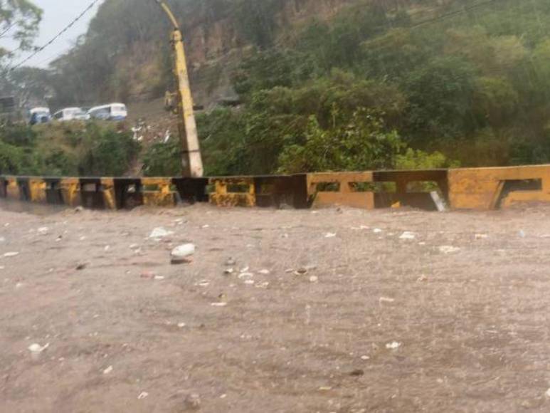 Vías anegadas y tráfico lento: imágenes de las lluvias que azotan la capital este domingo