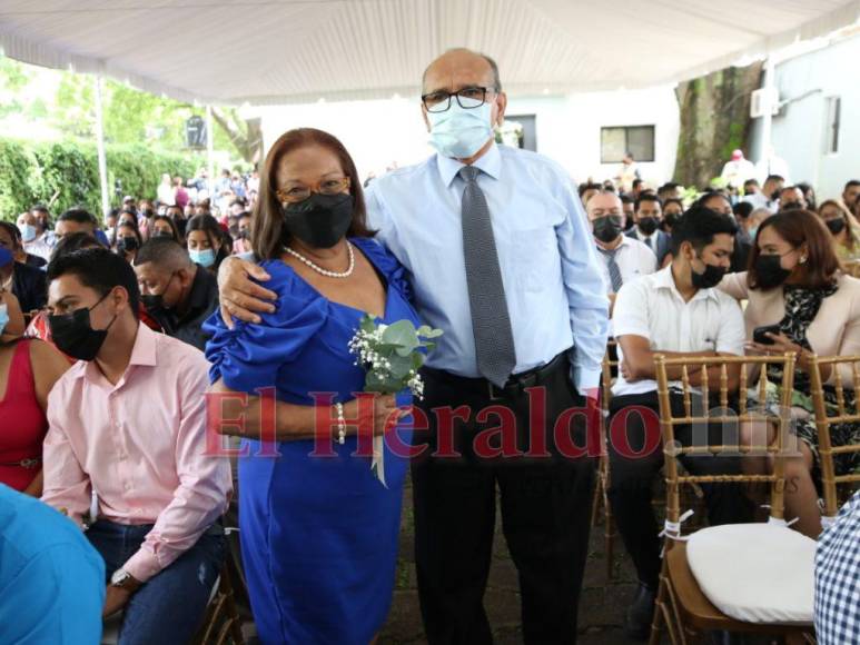 Treinta parejas se dan el “sí acepto” en las bodas gratis de la capital