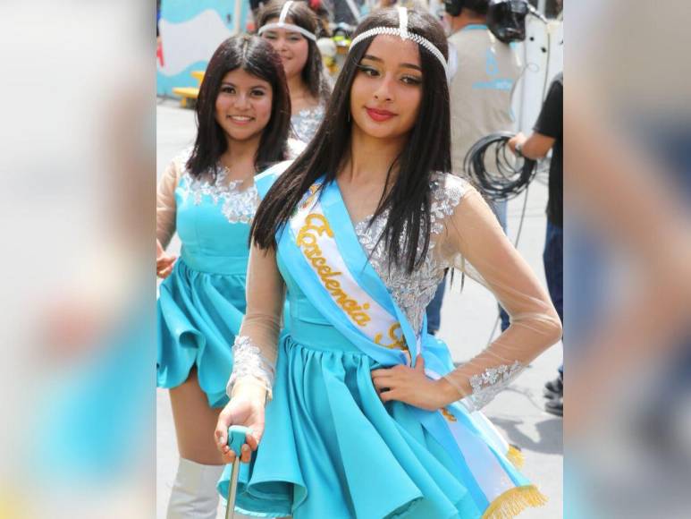 Con traje azul turquesa, Isis Varela brilla entre las palillonas del Instituto Desarrollo Sostenible