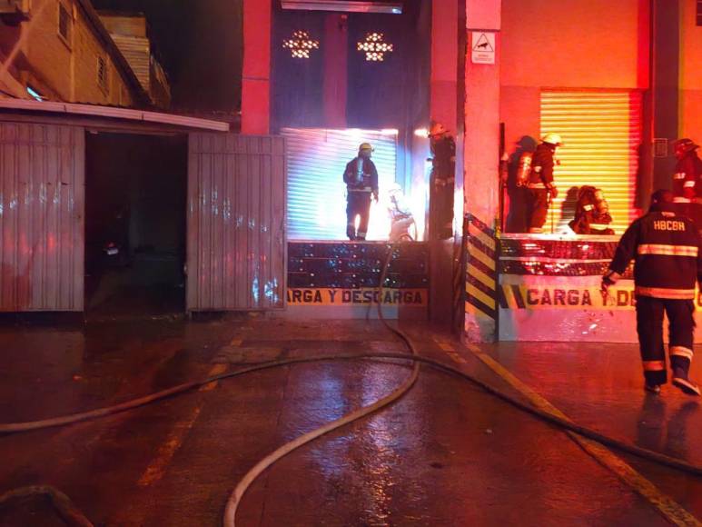 Impactantes imágenes del gigantesco incendio en el Hato de Enmedio