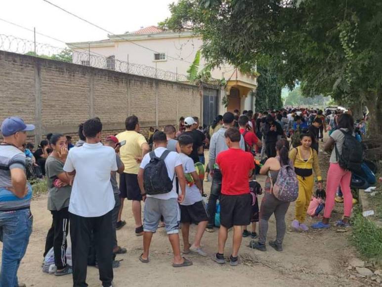 Oficinas de migración abarrotadas y filas interminables reflejan crisis migratoria en el oriente de Honduras