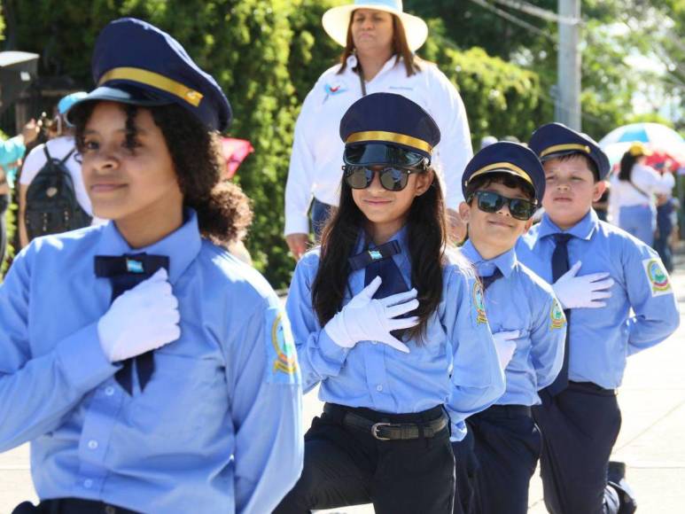 Alumnos de las escuelas muestran su fervor y sus sueños en los 203 aniversario de independencia