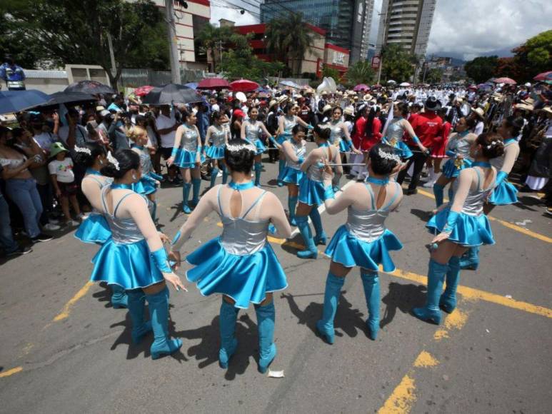 Azul turquesa, alegría y devoción: así es el ambiente en los desfiles en Honduras