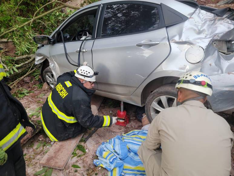 Las imágenes del fatal accidente vial donde murió una empleada de Hondutel en Valle de Ángeles