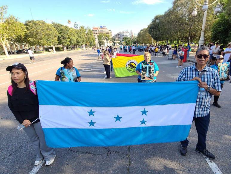 Hondureños conmemoran 202 años de independencia con desfile en Valencia, España