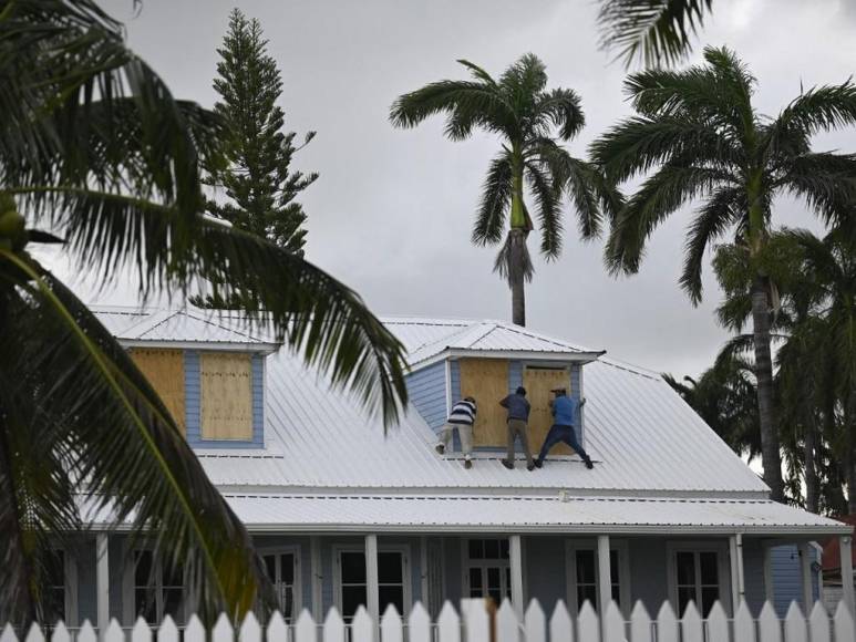 Belice se prepara para embate del huracán Lisa tras su paso por zona insular de Honduras