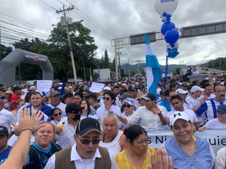 Simpatizantes de la oposición realizan “Gran Marcha por Honduras”