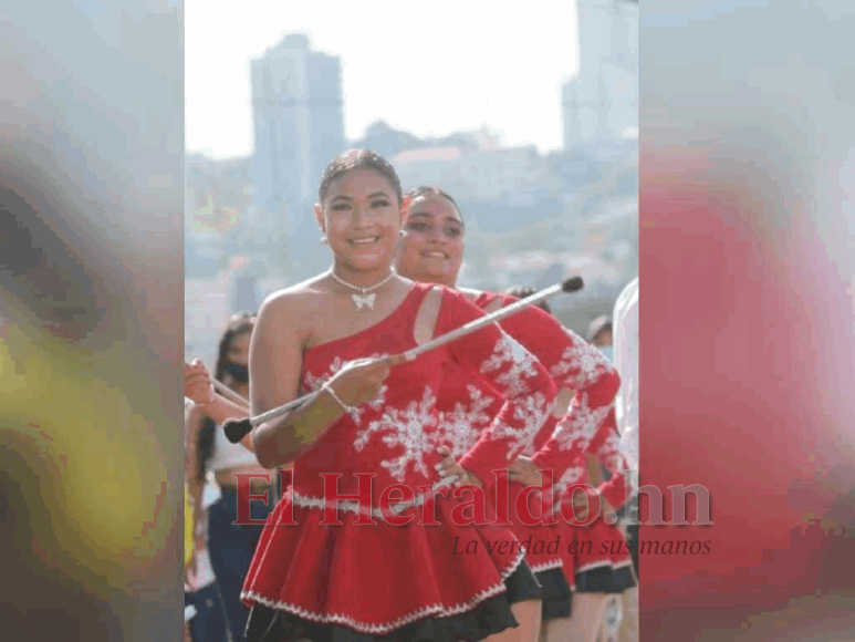 FOTOS: Hermosas palillonas resaltan en la capital desde tempranas horas