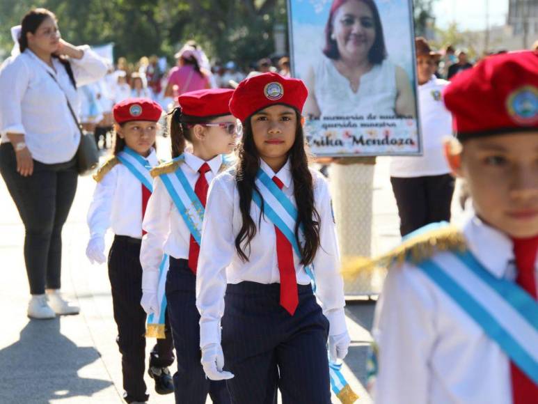 Alumnos de las escuelas muestran su fervor y sus sueños en los 203 aniversario de independencia