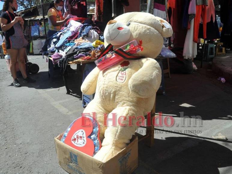 Comercios y calles se llenan de flores y detalles por el Día de San Valentín (Fotos)