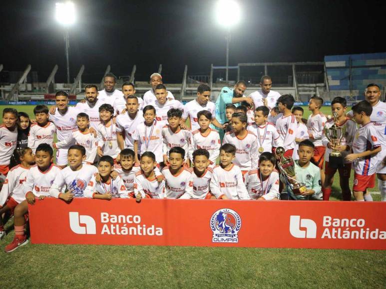 ¡Lo que no viste en TV! Así fue el Olimpia vs Lobos: selfis, goles y hasta bellezas