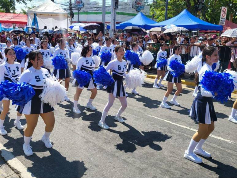 Bellas pomponeras dieron ambiente con espectáculo de baile en los desfiles patrios